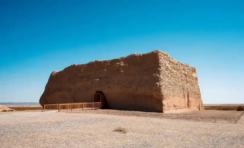 甘肃西北的戈壁滩中,有一座跨越两千年的建筑,是汉朝时的边检站_玉门