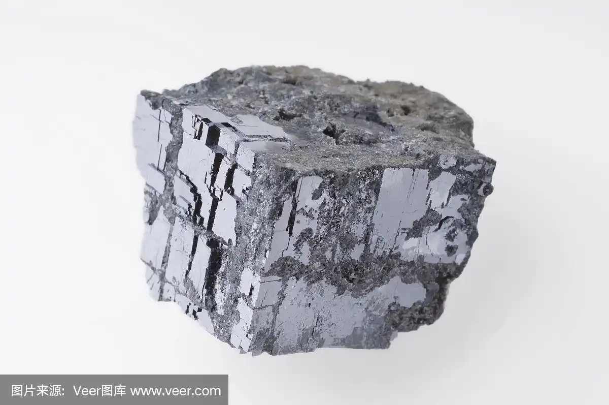 白色背景上的一块方铅矿