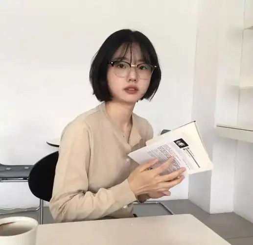 发型戴眼镜女生的短发