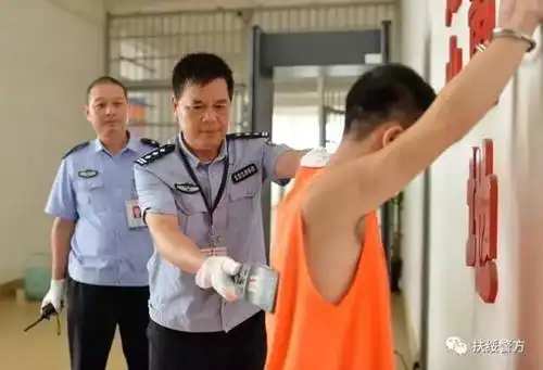 2009年7月,47岁的黄志灵奉命调到扶绥县看守所担任所长.