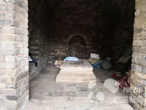 西侧往下走,南京市文保单位的保护碑映入眼帘,昭示着这就是福清公主墓