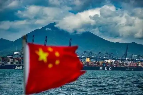 中国油轮在红海被击中胡塞武装发射5枚导弹美中国船照打不误