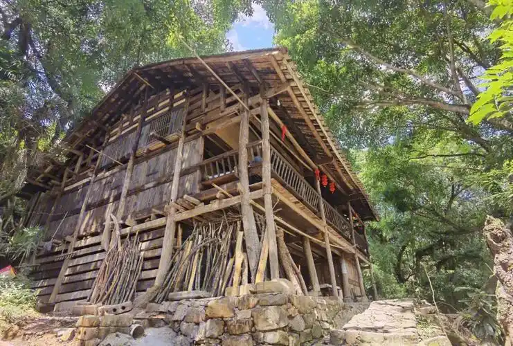 独具特色吊脚楼