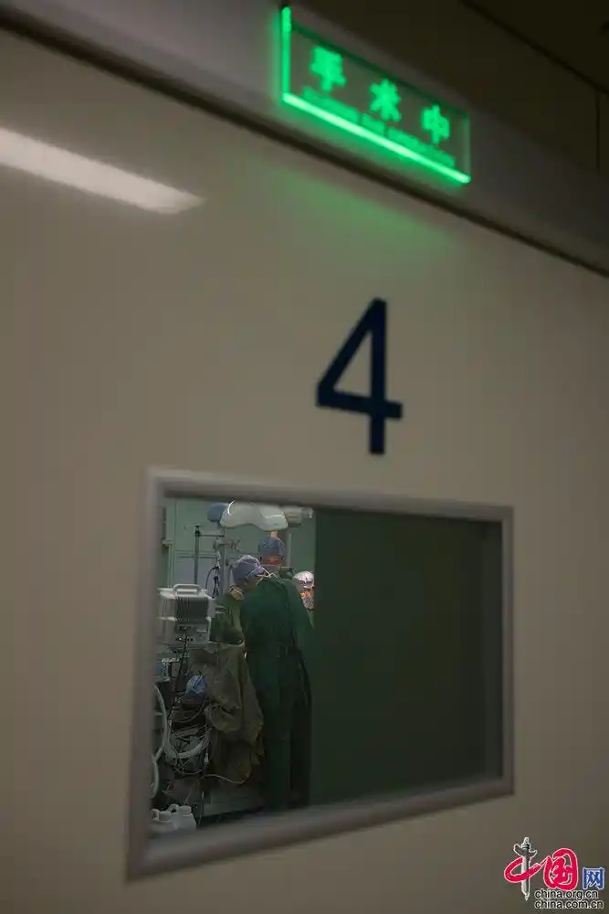4号手术室门上"手术中"三个字亮了. 中国网 杨佳 摄影