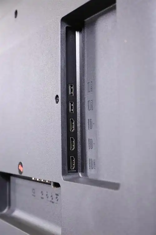 底座与此前我们所上手过的小米品牌电视相同,共采用四颗螺丝钉固定