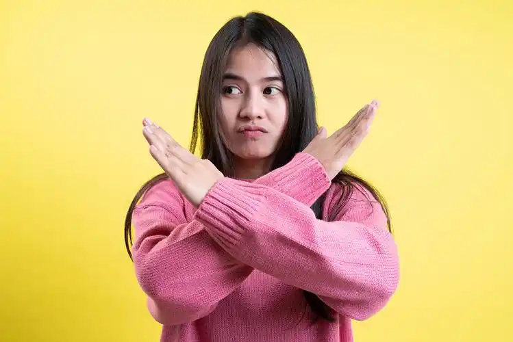 女孩双手交叉的肖像,显示x符号,停止手势,结束结束的警告,禁止的方式.