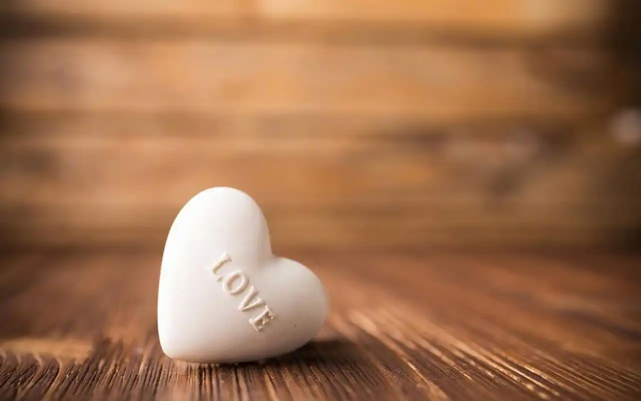 唯美心形创意静物图片桌面壁纸