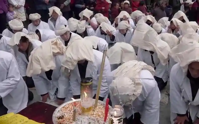 贵州农村葬礼,孝子们跪在地上,传统的农村丧葬习俗