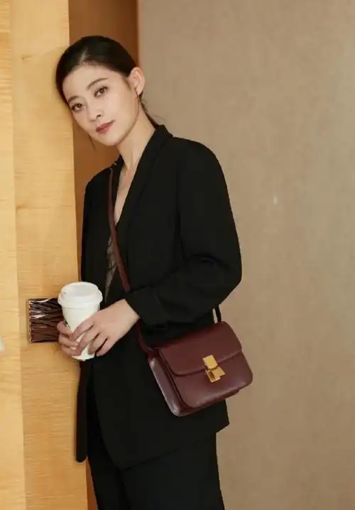 黑色的西装外套是绝佳的百搭单品,梅婷就完美的穿出了黑色西装的干练