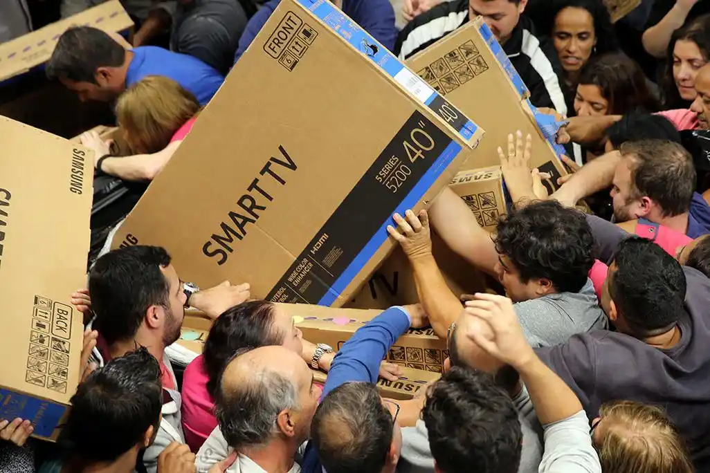 黑五来了!外国人疯狂购物 为抢东西大打出手