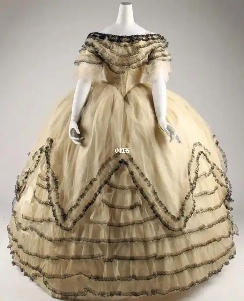 分享维多利亚时期超蓬层层裙摆礼服