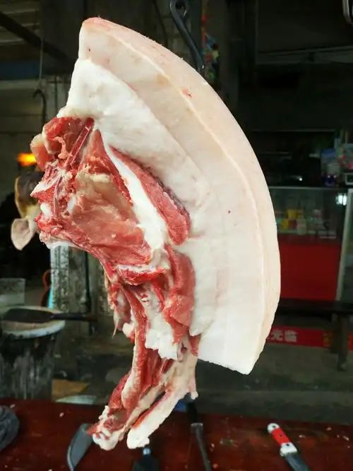 挂起黑猪肉是剽肥肉厚.老乡吆喝着红苕猪儿15元十五元一斤!
