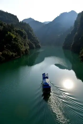 12月22日,一艘游船行驶在湖北省恩施土家族苗族自治州宣恩县的双龙