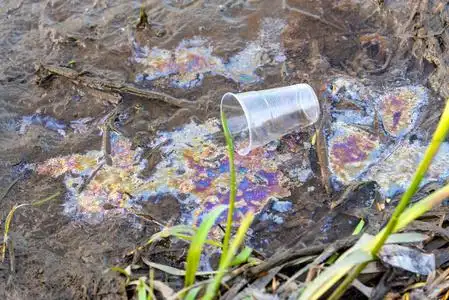 被污染的水图片