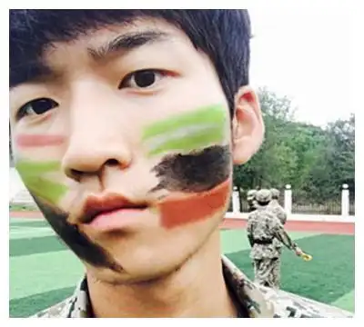 他父亲早逝童星出道,出演错爱赚眼泪无数,现褪去童星标签没长残