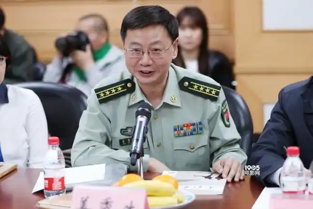 及该片导演陈力,八一电影制片厂副厂长颜品,生产部主任李天印647_431