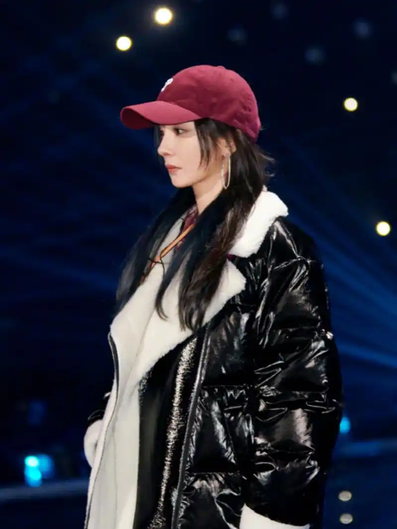 杨幂甜酷保暖穿搭  头戴棒球帽,身着撞色羊羔毛与漆皮羽绒交融的外套