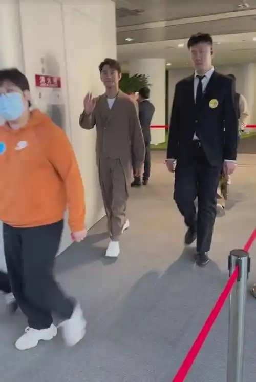 王凯怎么变样了?路人:也太像黄晓明了吧!_网友_视频_形象