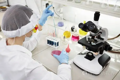 化学实验室场景 : 吸引年轻博士学生科学家观察玻璃管的蓝色指示灯