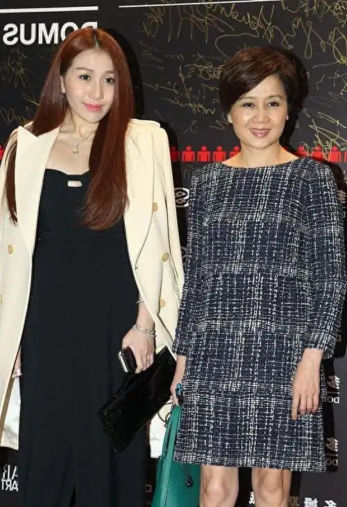 赌王四太梁安琪终于不扮嫩认真穿小香风连衣裙气场很难被超越