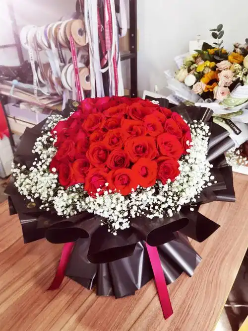 52朵红玫瑰花束