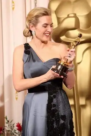 奥斯卡最佳女演员奖杯 奥斯卡奖杯手里拿的啥?-图片大观-奇异网