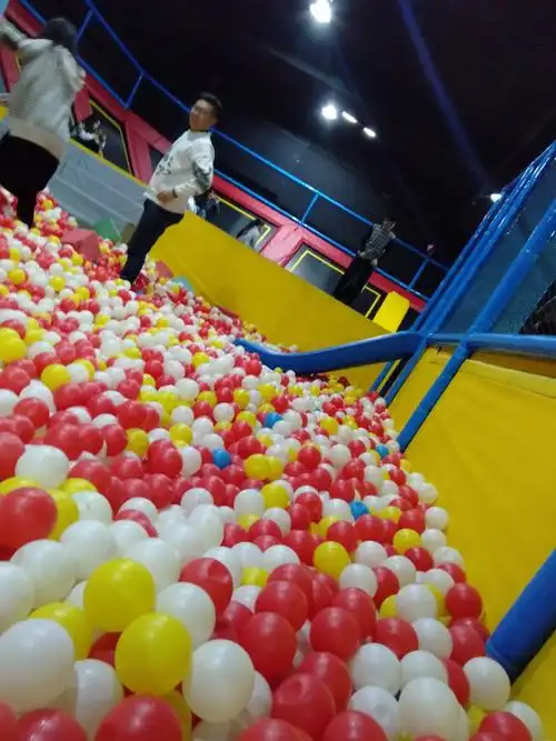 咚巴拉蹦床公园