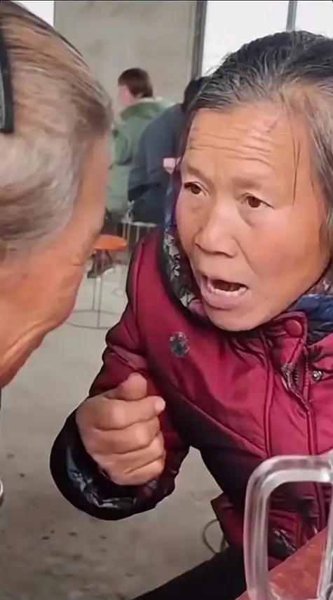 大妈情报站系列_大妈说悄悄话表情包