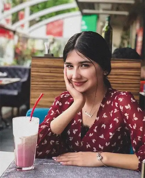 一个女孩名叫shakhzoda,爱上乌兹别克斯坦