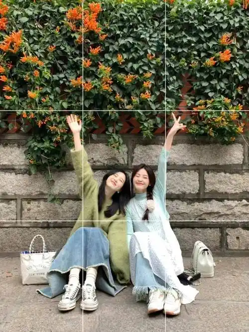 10个闺蜜出游拍照姿势,俏皮又时髦,轻松拍出元气大片!