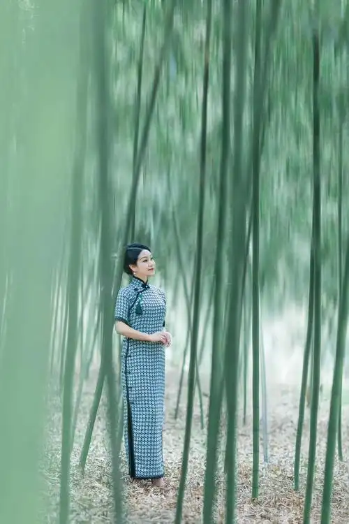 旗袍融入优雅的竹林