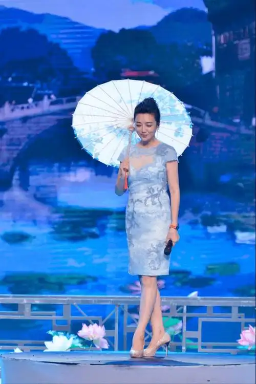 镂空的胸围和及膝的款式,搭配高跟