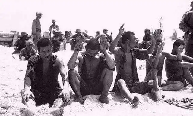 鬼子举手投降的老照片:别再被电视剧骗了,这才是真正的日本鬼子