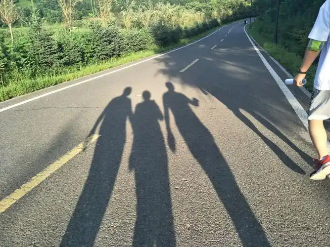 三人行,三影子,能猜出来是谁呢么!