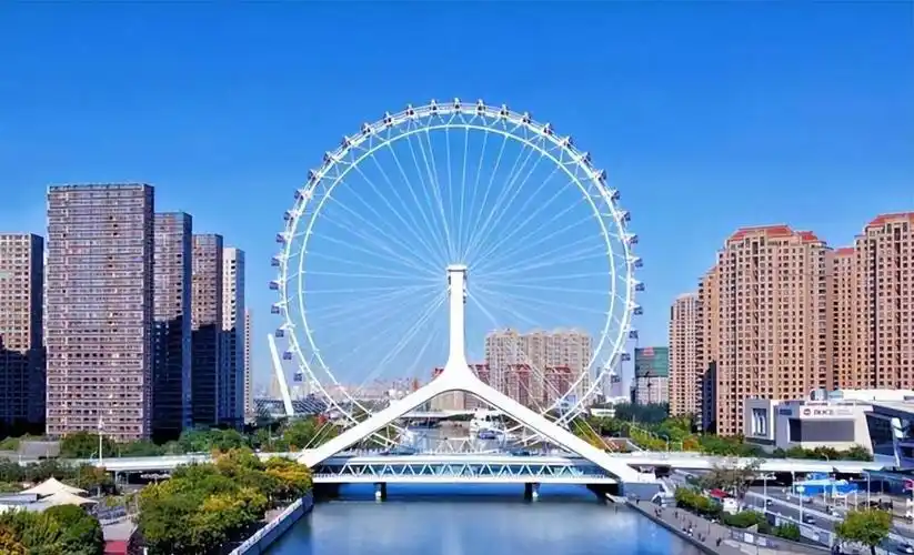 全称天津永乐桥摩天轮,是一座跨河建设,桥轮合一的摩天轮,位于天津市