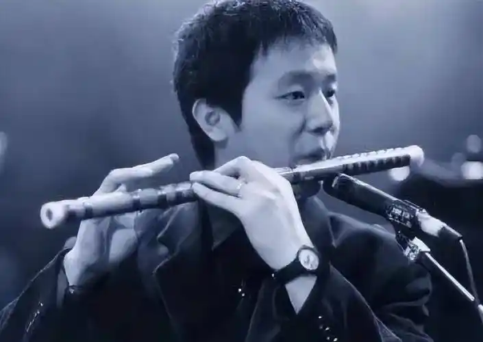 那时,窦唯喜欢演奏长笛,吉他,键盘,鼓和摇摆霹雳舞.