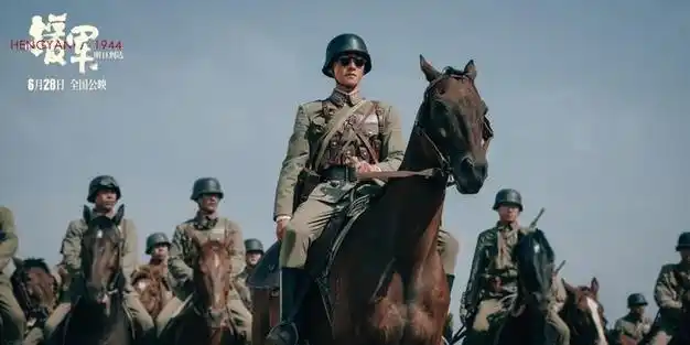 在相关剧照和预告里,杨洋一身笔挺的军装,戴着墨镜骑马巡视的造型