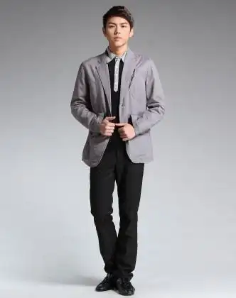 浅灰色翻领休闲长袖西装