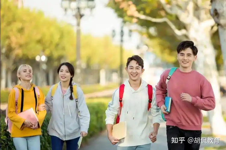 赴美留学生在机场排长队只因国外疫情解冻头等舱价格直逼10万