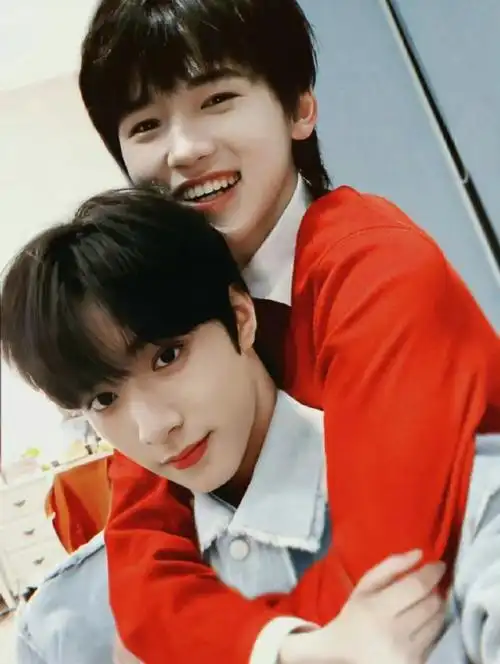 宋亚轩刘耀文新歌上线双人合照