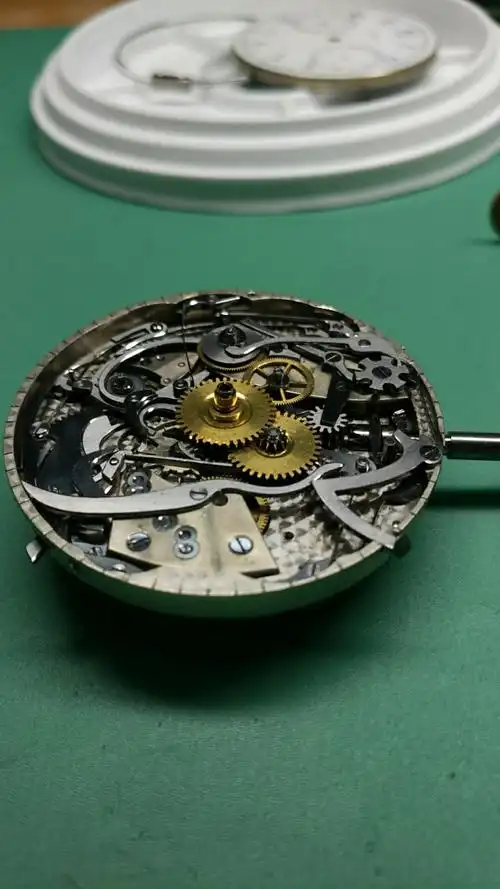 怀表内部漂亮的机芯零件完美呈现