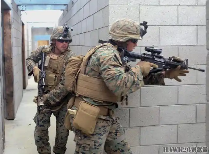 炸药开路美海军陆战队工兵表演的独特战术动作