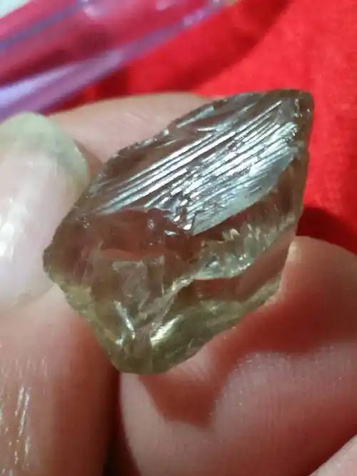 请问这是钻石原石吗