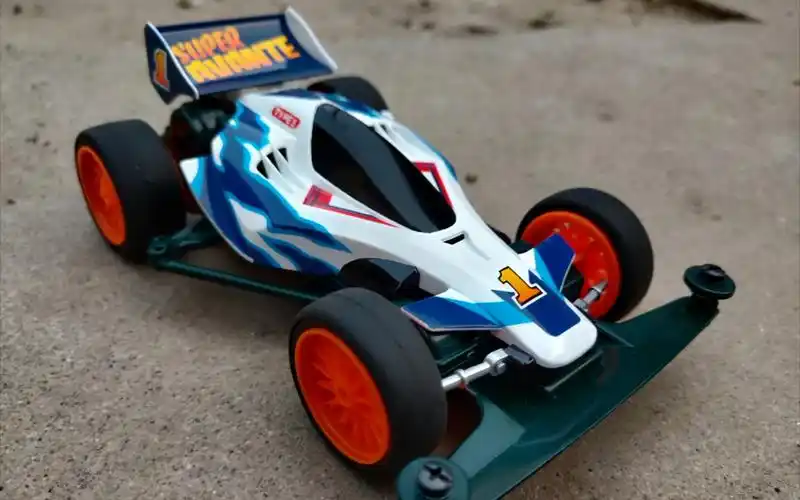 全覆式四驱车是以此为原型发展出来的.