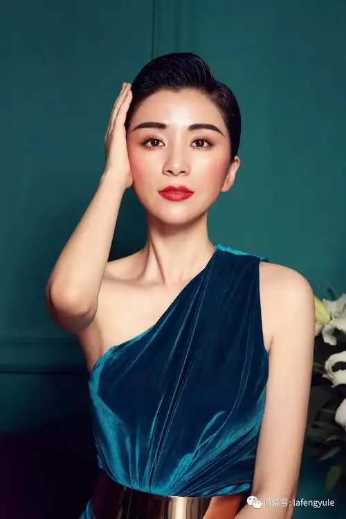 刘庭羽复古大片曝光 美腿上阵风姿绰约