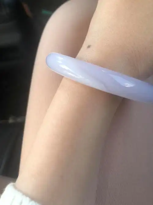 玉髓手镯原来没有花纹现在有明显纹路为什么啊