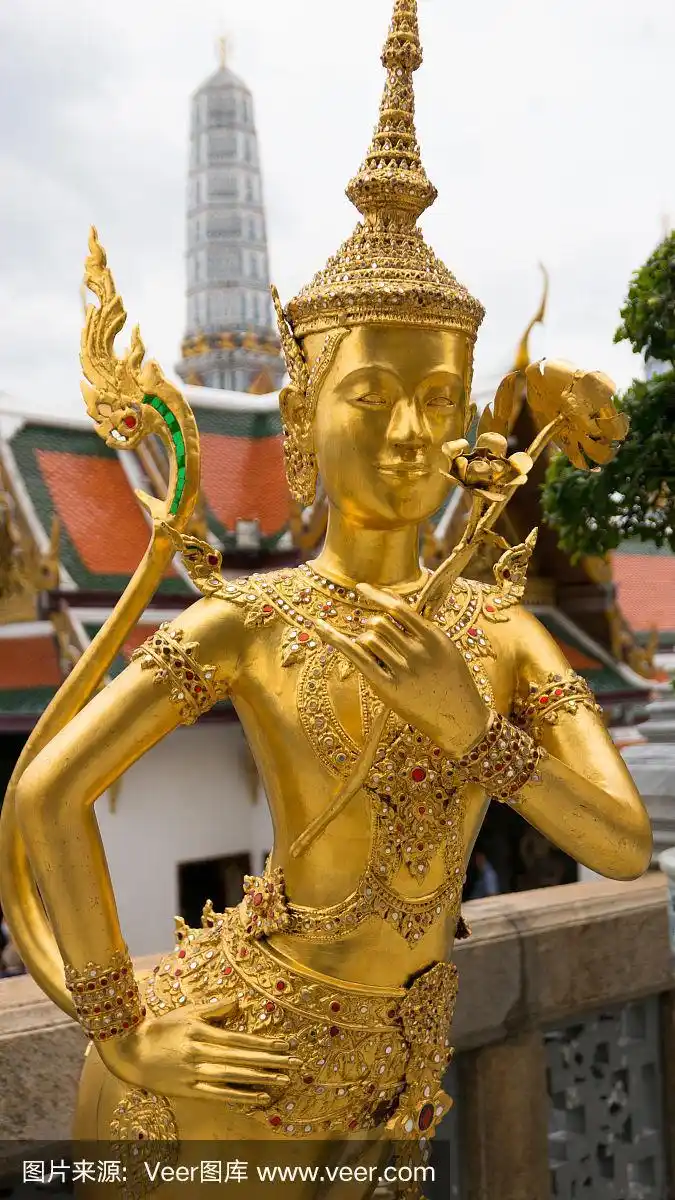 美丽的泰国金色天使雕像