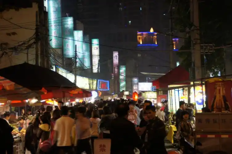 这十条美食街分别是:南宁中山路,柳州青云美食街,阳朔西街,南宁农院路