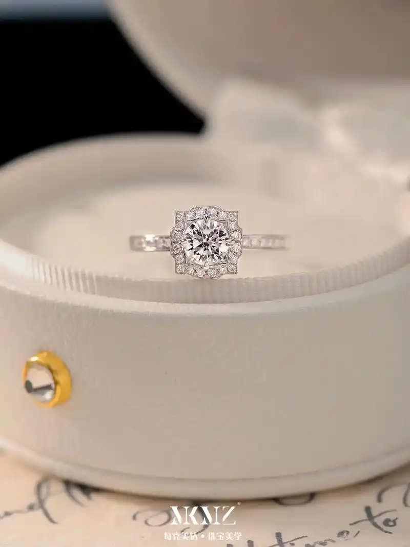 这个扭臂钻戒真的一眼入魂7878.看着简单却保持经典 - 抖音