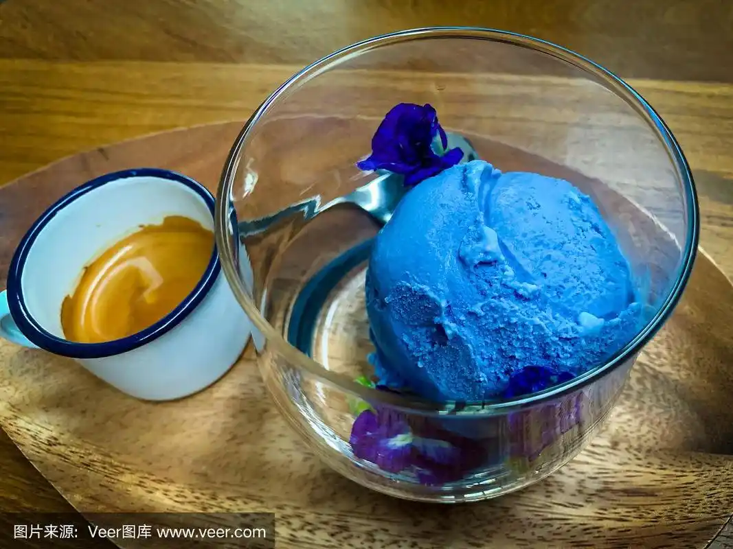 蓝色的冰淇淋,放在透明的玻璃杯里,配上即食咖啡